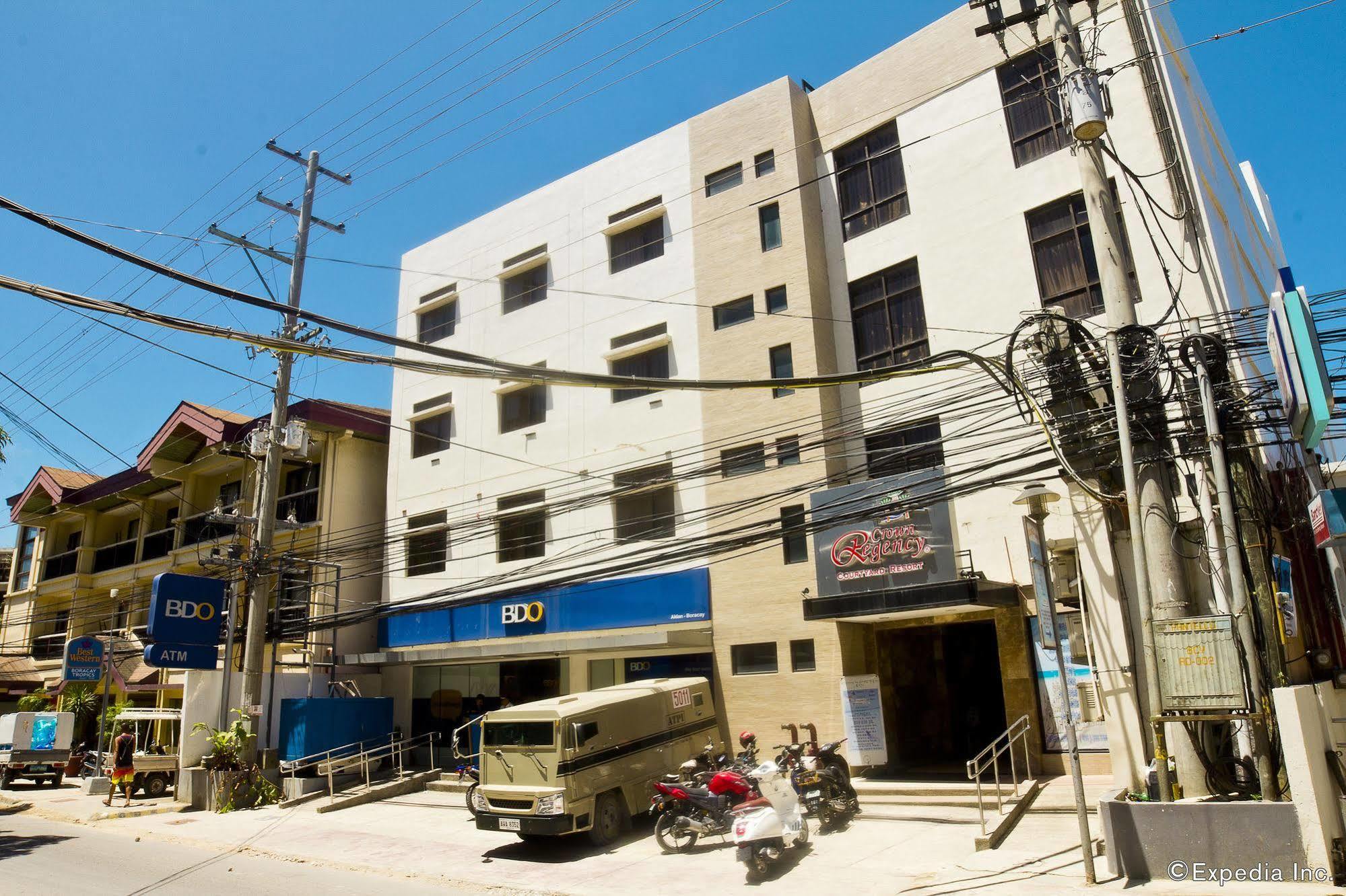 크라운 리젠시 코트야드 리조트 발라박 외부 사진